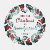 私たちの初めてのクリスマスを祖父母の写真リース メタルオーナメント (正面)