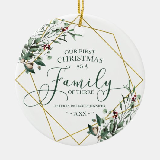 私たちの初めてのクリスマスを3人の家族として育てる セラミックオーナメント (正面)