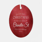 私たちの初めてのクリスマスインニューホームホリデーレッド メタルオーナメント (正面左)