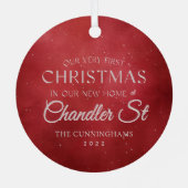 私たちの初めてのクリスマスインニューホームホリデーレッド メタルオーナメント (裏面)