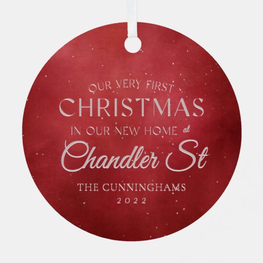 私たちの初めてのクリスマスインニューホームホリデーレッド メタルオーナメント (裏面)