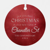 私たちの初めてのクリスマスインニューホームホリデーレッド メタルオーナメント (正面)