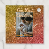 私たちの初めてのクリスマスオレンジ赤グリッター写真年 フェイバータグ (裏面)