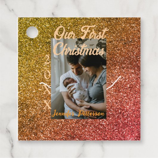 私たちの初めてのクリスマスオレンジ赤グリッター写真年 フェイバータグ (正面)