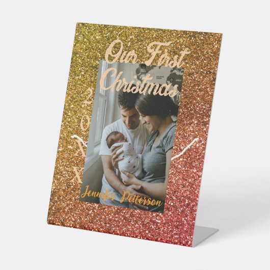 私たちの初めてのクリスマスオレンジ赤グリッター写真年 台座サイン (正面)