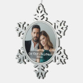 私たちの初めてのクリスマスカスタム写真と年 スノーフレークピューターオーナメント (右)