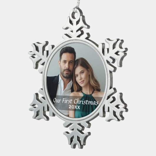 私たちの初めてのクリスマスカスタム写真と年 スノーフレークピューターオーナメント (右)