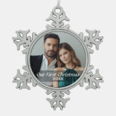 私たちの初めてのクリスマスカスタム写真と年 スノーフレークピューターオーナメント (正面)