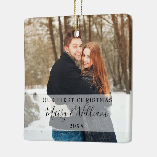 私たちの初めてのクリスマスカップルのスクリプト名の写真 セラミックオーナメント (左)