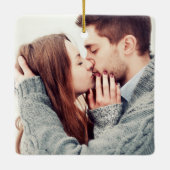 私たちの初めてのクリスマスカップルのスクリプト名の写真 セラミックオーナメント (裏面)