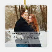 私たちの初めてのクリスマスカップルのスクリプト名の写真 セラミックオーナメント (正面)