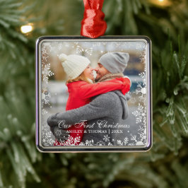 私たちの初めてのクリスマスカップルのスノーフレーク縁ど メタルオーナメント