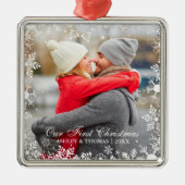 私たちの初めてのクリスマスカップルのスノーフレーク縁ど メタルオーナメント (正面)