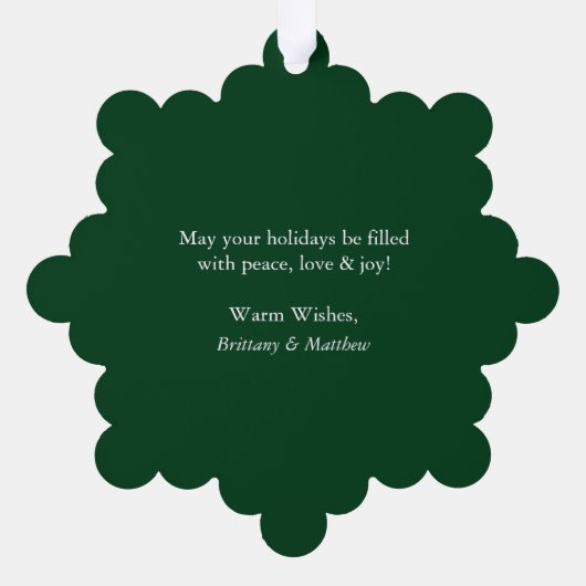 私たちの初めてのクリスマスカップルのフォトグリーン オーナメントカード (裏面)