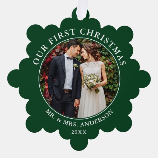 私たちの初めてのクリスマスカップルのフォトグリーン オーナメントカード (正面)