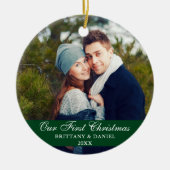 私たちの初めてのクリスマスカップルのフォトグリーン セラミックオーナメント (正面)