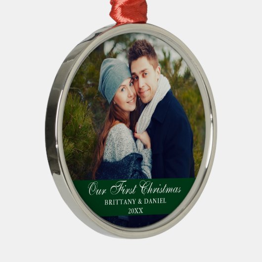 私たちの初めてのクリスマスカップルのフォトグリーン メタルオーナメント (右)