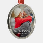 私たちの初めてのクリスマスカップルの写真モダンラウンド メタルオーナメント (右)