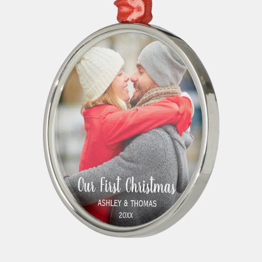 私たちの初めてのクリスマスカップルの写真モダンラウンド メタルオーナメント (左)