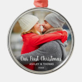私たちの初めてのクリスマスカップルの写真モダンラウンド メタルオーナメント (正面)