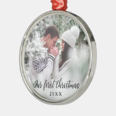 私たちの初めてのクリスマスカップルの写真ラウンド メタルオーナメント (左)