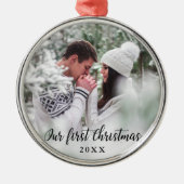 私たちの初めてのクリスマスカップルの写真ラウンド メタルオーナメント (正面)