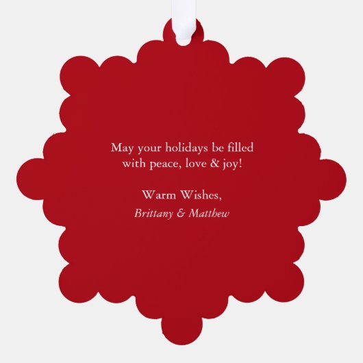 私たちの初めてのクリスマスカップルの写真レッド オーナメントカード (裏面)