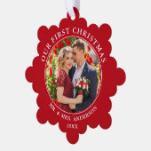 私たちの初めてのクリスマスカップルの写真レッド オーナメントカード (左)