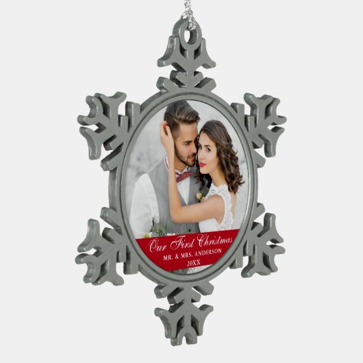 私たちの初めてのクリスマスカップルの写真レッド スノーフレークピューターオーナメント (左)