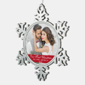 私たちの初めてのクリスマスカップルの写真レッド スノーフレークピューターオーナメント (右)