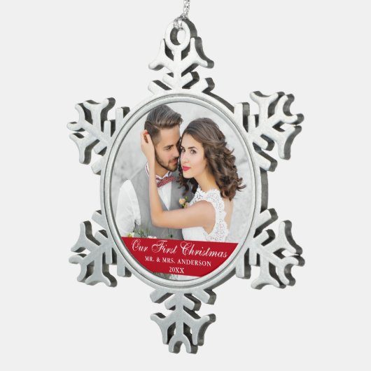 私たちの初めてのクリスマスカップルの写真レッド スノーフレークピューターオーナメント (右)