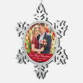 私たちの初めてのクリスマスカップルの写真レッド スノーフレークピューターオーナメント (右)