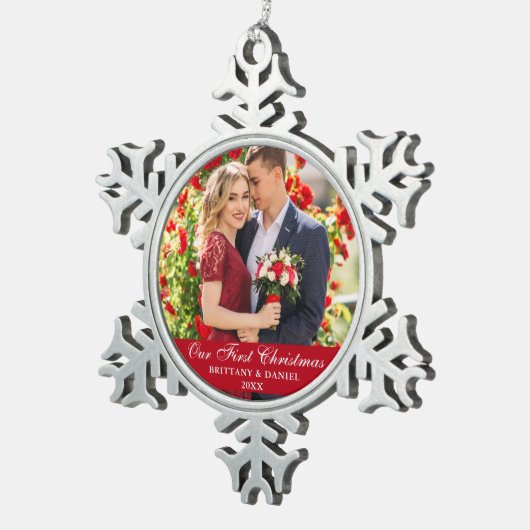 私たちの初めてのクリスマスカップルの写真レッド スノーフレークピューターオーナメント (右)