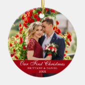 私たちの初めてのクリスマスカップルの写真レッド セラミックオーナメント (正面)
