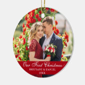 私たちの初めてのクリスマスカップルの写真レッド セラミックオーナメント (左)