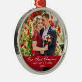 私たちの初めてのクリスマスカップルの写真レッド メタルオーナメント (右)