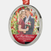 私たちの初めてのクリスマスカップルの写真レッド メタルオーナメント (左)
