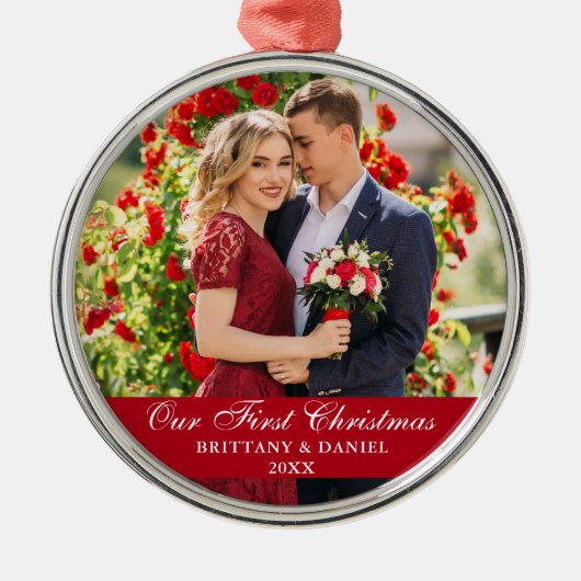 私たちの初めてのクリスマスカップルの写真レッド メタルオーナメント (正面)