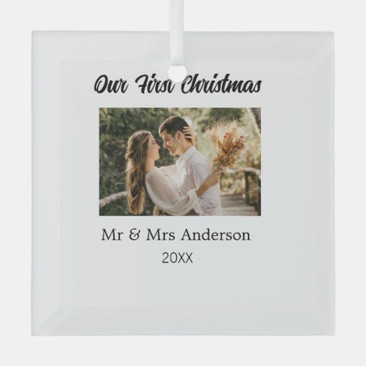 私たちの初めてのクリスマスカップルの写真名Mr & Mrs モダン. ガラスオーナメント (正面)