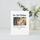 私たちの初めてのクリスマスカップルの写真名Mr & Mrs モダン. ポストカード (スタンド正面)