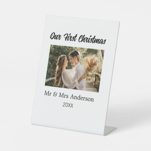 私たちの初めてのクリスマスカップルの写真名Mr & Mrs モダン. 台座サイン (正面)