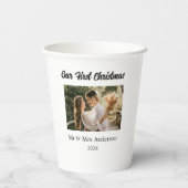 私たちの初めてのクリスマスカップルの写真名Mr & Mrs モダン. 紙コップ (裏面)