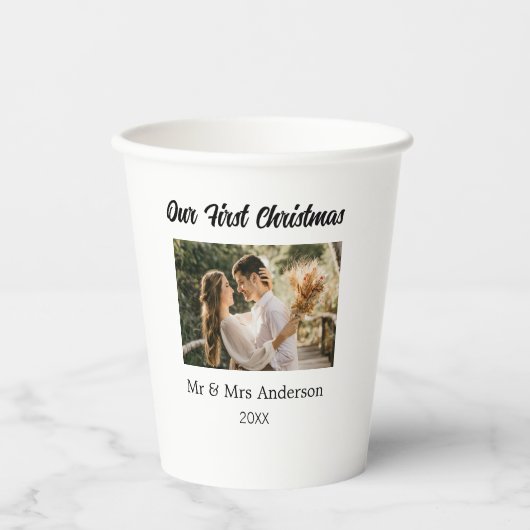 私たちの初めてのクリスマスカップルの写真名Mr & Mrs モダン. 紙コップ (正面)