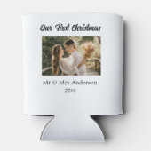 私たちの初めてのクリスマスカップルの写真名Mr & Mrs モダン. 缶クーラー (裏面)