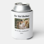 私たちの初めてのクリスマスカップルの写真名Mr & Mrs モダン. 缶クーラー (缶裏面)