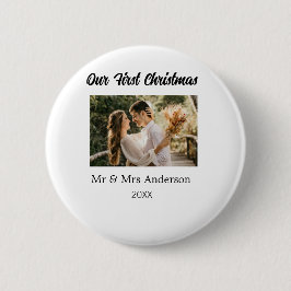 私たちの初めてのクリスマスカップルの写真名Mr & Mrs モダン. 缶バッジ