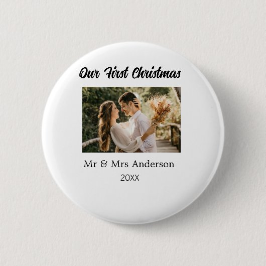 私たちの初めてのクリスマスカップルの写真名Mr & Mrs モダン. 缶バッジ (正面)