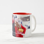 私たちの初めてのクリスマスカップルの写真赤い白 ツートーンマグカップ (正面右)