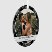 私たちの初めてのクリスマスカップルの写真黒の格子縞 オーナメント (正面)