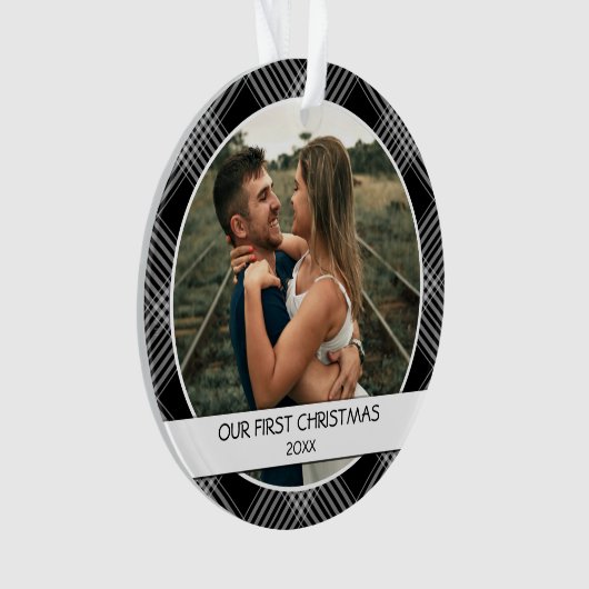 私たちの初めてのクリスマスカップルの写真黒の格子縞 オーナメント (正面)